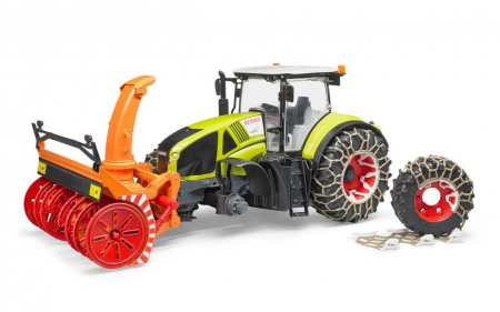 Трактор Claas Axion 950 c цепями и снегоочистителем